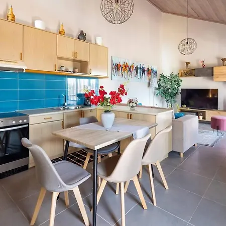 Celestia House * Kokkino Chorio